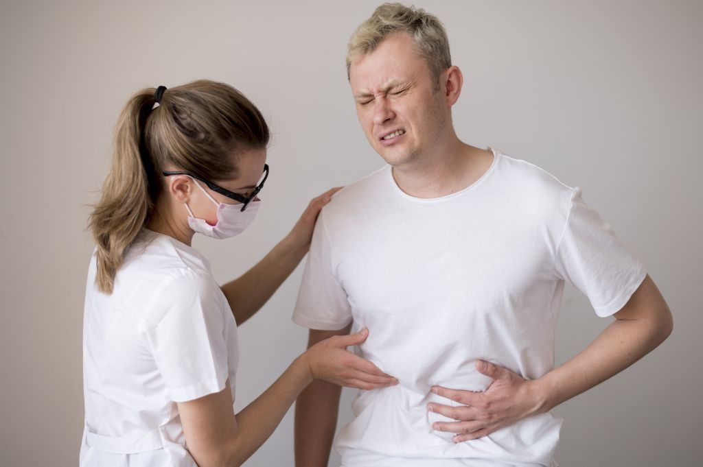 Especialista em gastroenterologia avaliando paciente